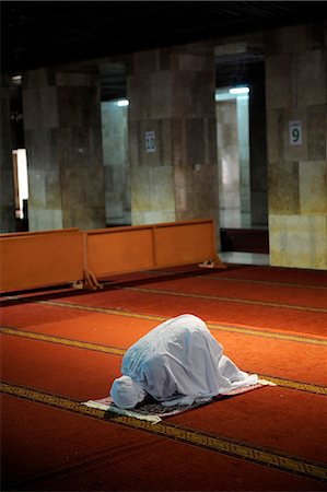 Woman praying inside Istiqlal Mosque or Masjid Istiqlal , the biggest mosque of South East Asia ,in Jakarta, Java island, Indonesia, South East Asia Stock Photo - Rights-Managed, Code: 877-08129600