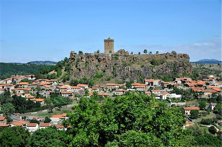 France, Auvergne, Haute-Loire (43), Polignac,, General overview of the village with the medieval castle on a rocky headland in the background Photographie de stock - Rights-Managed, Code: 877-08897794