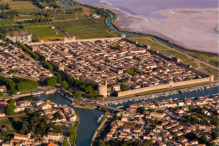 France, Languedoc-Roussillon, Gard (30), aerial view of Aigues-Mortes Foto de stock - Con derechos protegidos, Código: 877-08897874