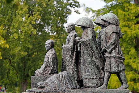 simsearch:877-08898240,k - France, Paris. 12th district. Vincennes. Bois de Vincennes. Lake Daumesnil. Bois de Vincennes Pagoda. Sculpture depicting Zen pilgrims by Torao Yazaki Stock Photo - Rights-Managed, Code: 877-08898227