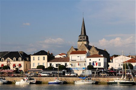 France, Pays de la Loire, Vendee, Saint-Gilles-Croix-de-Vie, Saint Gilles church, foreground: boats moored to the dock Stock Photo - Rights-Managed, Code: 877-08898271