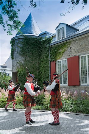 schottenrock - Canada. Province of Quebec. Montreal. Old town. Bag pipers in front of Ramezay castle built in 1756. Today, History Museum Stockbilder - Lizenzpflichtiges, Bildnummer: 877-08898291