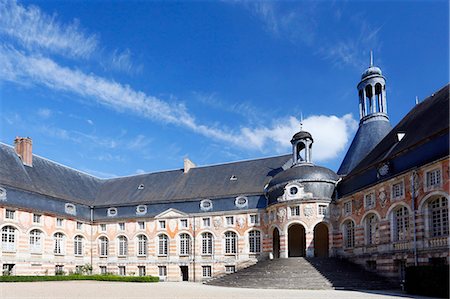 France, Burgundy, Yonne. Saint Fargeau castle. Inner courtyard. Foto de stock - Con derechos protegidos, Código: 877-08898433