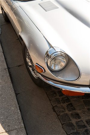 Details of a beautiful Jaguar E Type V12 roadster carefully parked in a cobbled street Photographie de stock - Rights-Managed, Code: 877-08898539