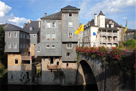 pizarra (roca) - France, Aquitaine, Pyrenees Atlantiques, Oloron-sainte-Marie, Houses overlooking the bridge and the Ossau river Foto de stock - Con derechos protegidos, Código: 877-08898592
