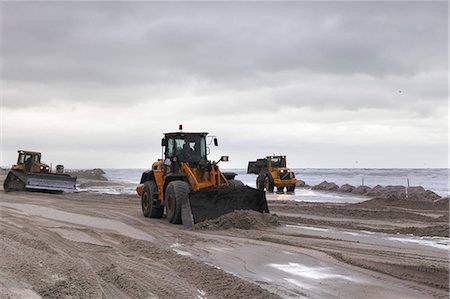 play fight - France, Northern France, Le Touquet, tractors fighting against the tide to prepare the circuit of Enduropale 2015 Foto de stock - Con derechos protegidos, Código: 877-08898606