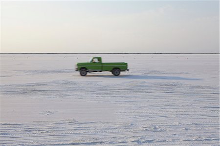 salinas - Truck driving on Bonneville Salt Flats, during Speed Week, dusk Foto de stock - Con derechos protegidos, Código: 878-07442480