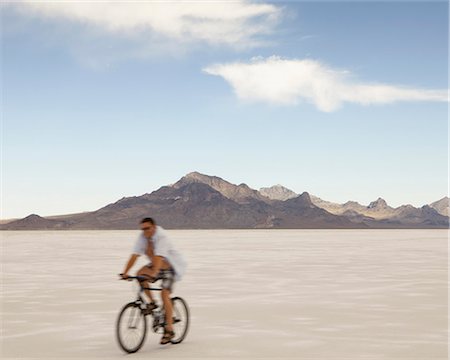 simsearch:878-07442477,k - Man bicycling on Bonneville Salt Flats during Speed Week Foto de stock - Con derechos protegidos, Código: 878-07442495