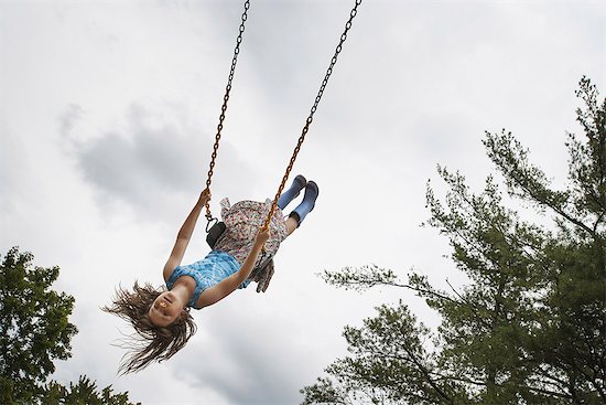 A girl on a rope swing, high in the air Photographie de stock - Premium Droits Gérés, Artiste: Mint Images, Le code de l’image : 878-07442516