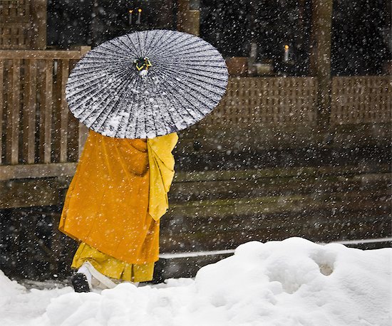A Bhuddist monk walks through a snow flurry in Koyasan, a centre for Shingon Esoteric Buddhism. Photographie de stock - Premium Droits Gérés, Artiste: Mint Images, Le code de l’image : 878-07442712
