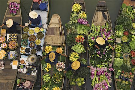 Aerial view of a floating market on a canal in Bangkok, local boats laden with fresh food, moored close together. Photographie de stock - Rights-Managed, Code: 878-07442742