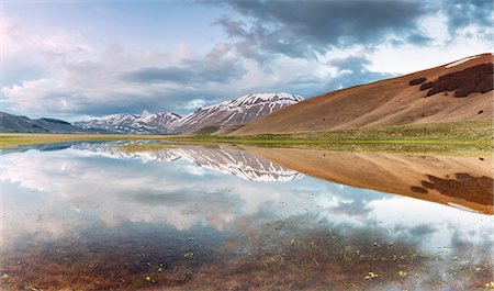 Europe,Italy,Umbria,Perugia district,Castelluccio of Norcia. Thawing snow Foto de stock - Con derechos protegidos, Código: 879-09020711