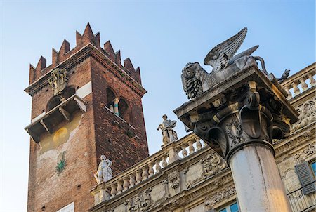 piazza delle erbe - Verona, Veneto, Italy. Piazza delle Erbe with the iconic Lion of Venice Photographie de stock - Rights-Managed, Code: 879-09020754