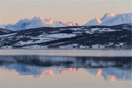 Lyngen Alps are reflected in Balsfjorden during a artic sunrise. Markenes, Balsfjorden, Lyngen Alps, Troms, Norway, Lapland, Europe. Stockbilder - Lizenzpflichtiges, Bildnummer: 879-09020895