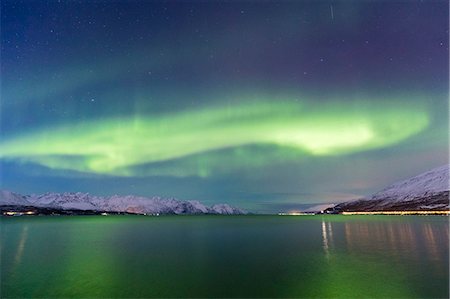 Northern lights over the fjord. Skivahollet, Kafjord, Lyngen Alps, Troms, Norway, Lapland, Europe. Stockbilder - Lizenzpflichtiges, Bildnummer: 879-09020905