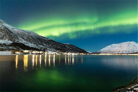 polo norte - Northern lights over the fjord. Lokvoll, Manndalen, Kafjord, Lyngen Alps, Troms, Norway, Lapland, Europe. Foto de stock - Con derechos protegidos, Código: 879-09020900