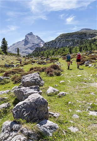 simsearch:879-09100473,k - Italy,South Tyrol,Bolzano district,San Vigilio di Marebbe, Hikers in Fanes valley with Mount Piz Taibun in the background Photographie de stock - Rights-Managed, Code: 879-09020958