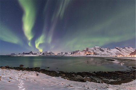 seaside village - Northern light in Lofoten Islands, Norway Photographie de stock - Rights-Managed, Code: 879-09020974