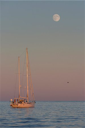 provence-alpes-cote d'azur - Mooring aailboats during the sunset (Lerins Islands, Cannes, Grasse, Alpes-Maritimes department, Provence-Alpes-Cote d'Azur region, France, Europe) Foto de stock - Con derechos protegidos, Código: 879-09021006