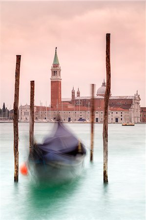 simsearch:879-09189230,k - Europe, Italy, Veneto, Venice. Gondolas tied up to wooden poles on the Canal Grande, in the background the monastery of San Giorgio Maggiore Fotografie stock - Rights-Managed, Codice: 879-09021055