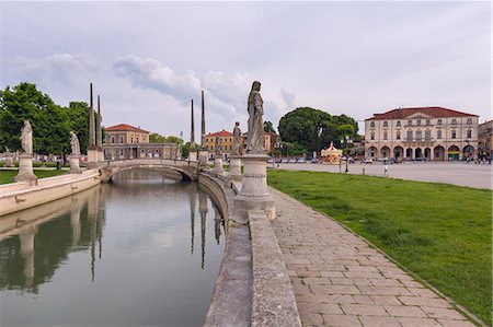 simsearch:879-09191746,k - View of the Prato della Valle, Padua, Italy on an overcast day with reflections of the statues in the water of the elliptical canal and an historic building in the background, veneto, italy, europe Photographie de stock - Rights-Managed, Code: 879-09021051