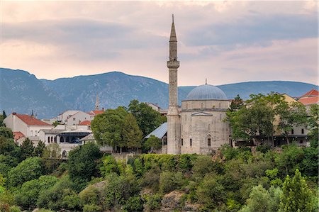 Koski Mehmed Pasha mosque and minaret, Mostar old town, Bosnia and Herzegovina Photographie de stock - Rights-Managed, Code: 879-09021128