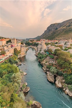 Elevated view of the Neretva river crossed by the Old Bridge (Stari Most) in Mostar old town, Federation of Bosnia and Herzegovina Photographie de stock - Rights-Managed, Code: 879-09021130