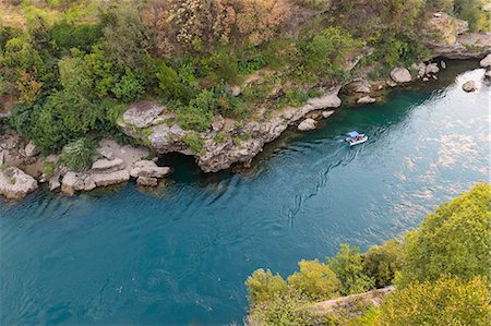 the turquoise waters of the Neretva River and a small boat for tourists, Mostar, Federation of Bosnia and Herzegovina Photographie de stock - Rights-Managed, Code: 879-09021131