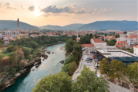 Elevated view of Mostar with the bell tower of the Saint Peter and Paul Franciscan Monastery and Church, Bosnia and Herzegovina Photographie de stock - Rights-Managed, Code: 879-09021132