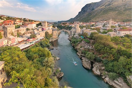 Elevated view of the Neretva river crossed by the Old Bridge (Stari Most) in Mostar old town, Federation of Bosnia and Herzegovina Photographie de stock - Rights-Managed, Code: 879-09021133