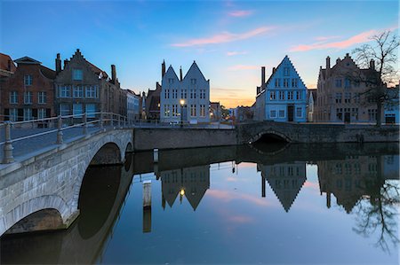 simsearch:879-09189637,k - Dusk lights on the historic buildings of the city centre reflected in the typical canals Bruges West Flanders Belgium Europe Fotografie stock - Rights-Managed, Codice: 879-09021229