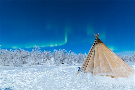 Isolated Sami tent in the snow under Northern Lights, Abisko, Kiruna Municipality, Norrbotten County, Lapland, Sweden Photographie de stock - Rights-Managed, Code: 879-09021264