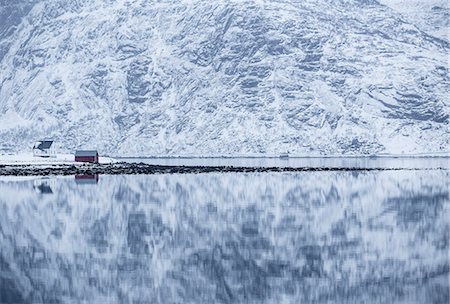 simsearch:879-09034498,k - Perfect reflection of mountains and red house, Lofoten Islands, Norway Photographie de stock - Rights-Managed, Code: 879-09021354