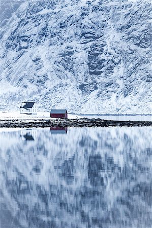 simsearch:879-09034498,k - Perfect reflection of mountains and red house, Lofoten Islands, Norway Photographie de stock - Rights-Managed, Code: 879-09021355