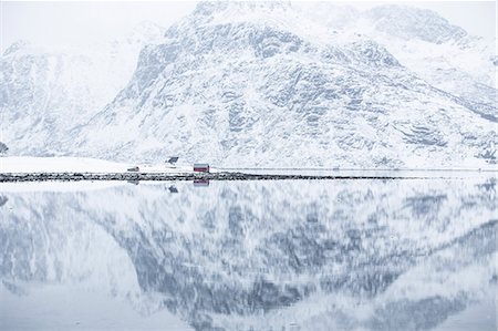 simsearch:879-09034498,k - Perfect reflection of mountains and red house, Lofoten Islands, Norway Photographie de stock - Rights-Managed, Code: 879-09021353