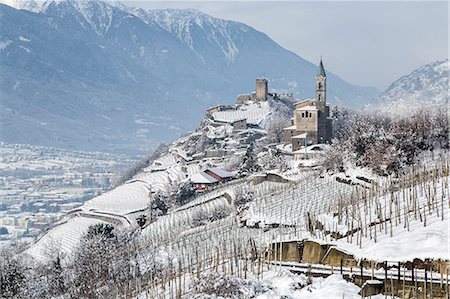 Church of San Atonio Abate and Castel Grumello in winter. Montagna, Valtellina, Lombardy, Italy Europe Foto de stock - Con derechos protegidos, Código: 879-09034015