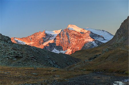 Aiguille Rousse at sunrise. Gran Paradiso national park. Alpi Graie Foto de stock - Con derechos protegidos, Código: 879-09034080