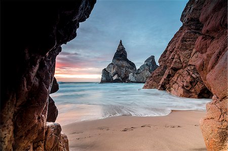 promontoire - The colors of sunset over the ocean surrounded by cliffs before dusk Praia da Ursa Cabo da Roca Colares Sintra Portugal Europe Photographie de stock - Rights-Managed, Code: 879-09034187