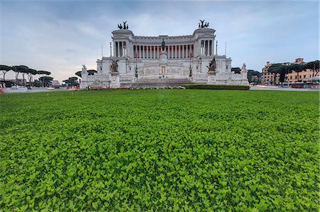 simsearch:879-09191746,k - Dusk lights on the green gardens surrounding The Altare della Patria also known as Vittoriano Rome Lazio Italy Europe Photographie de stock - Rights-Managed, Code: 879-09034208