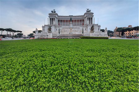 simsearch:879-09189556,k - Dusk lights on the green gardens surrounding The Altare della Patria also known as Vittoriano Rome Lazio Italy Europe Foto de stock - Con derechos protegidos, Código: 879-09034208