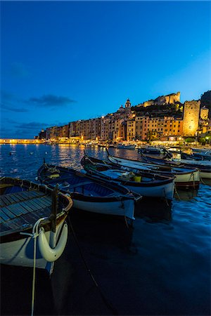 portovenere - View of blue sea and boats surrounding the colorful village at dusk Portovenere province of La Spezia Liguria Italy Europe Foto de stock - Direito Controlado, Número: 879-09034233