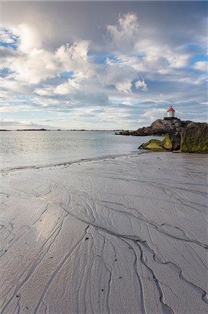 Midnight sun lights up cliffs and sandy beach surrounded by turquoise sea Eggum Unstad Vestvagøy Lofoten Islands Norway Europe Foto de stock - Con derechos protegidos, Código: 879-09034294