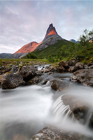 simsearch:879-09034297,k - Waterfall frames the Stetinden mountain peak illuminated by midnight sun Tysfjord Norway Europe Photographie de stock - Rights-Managed, Code: 879-09034310