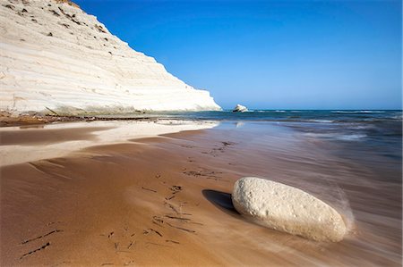 scala dei turchi - The sea waves crashing on the white cliffs known as Scala dei Turchi Porto Empedocle province of Agrigento Sicily Italy Europe Foto de stock - Con derechos protegidos, Código: 879-09034322