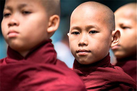 Mahagandayon Monastery, Amarapura, Myanmar, South East Asia. Detail of young monk in a row for the ritual of lunch. Foto de stock - Direito Controlado, Número: 879-09034437
