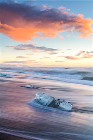 simsearch:879-09189343,k - Jokulsarlon glacier lagoon, East Iceland. Blocks of ice on the black beach Photographie de stock - Rights-Managed, Code: 879-09032808