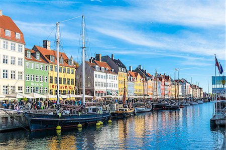 simsearch:879-09032828,k - Denmark, Hovedstaden, Copenhagen. Colourful buildings along the 17th century waterfront of Nyhavn Foto de stock - Con derechos protegidos, Código: 879-09032821