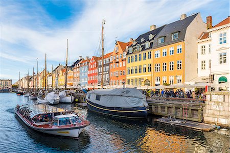 simsearch:879-09032828,k - Denmark, Hovedstaden, Copenhagen. Colourful buildings along the 17th century waterfront of Nyhavn Foto de stock - Con derechos protegidos, Código: 879-09032822