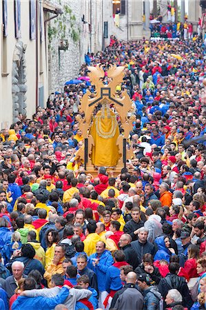 Europe,Italy,Umbria,Perugia district,Gubbio. The crowd and the Race of the Candles Stock Photo - Rights-Managed, Code: 879-09032886