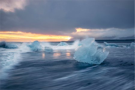 simsearch:879-09189326,k - Block of ice on the black beach in Jokulsarlon Glacier Lagoon during a sunset, Eastern Iceland, Europe Photographie de stock - Rights-Managed, Code: 879-09032981